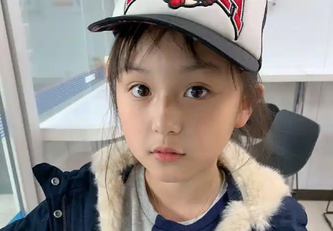 童星小芈月10岁了五官精致穿着洋气随意一个表情都气质出众