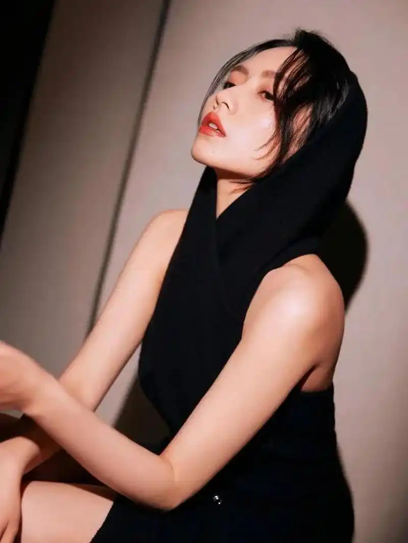 刘惜君 1717:黑色一字带高跟凉鞋 #刘惜君