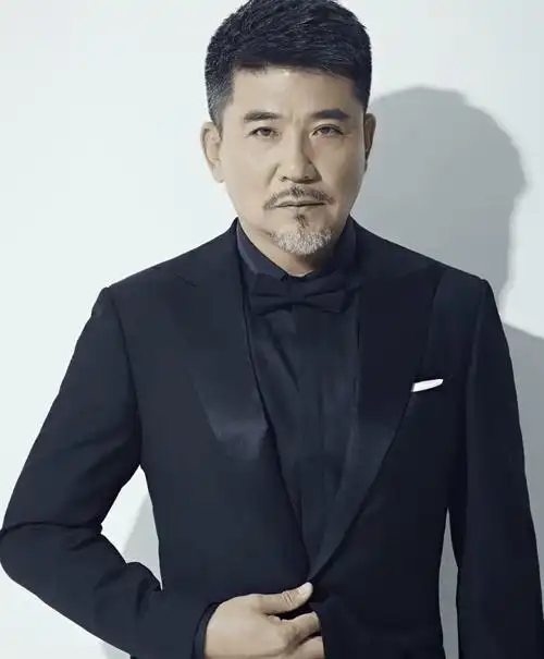 凭借这些作品走红的同时,他还先后拿下了百花奖最佳男配角,金鸡奖最佳