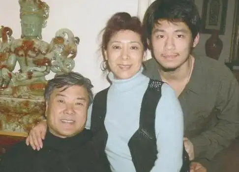 国家一级演员,孝女关牧村,把高龄父亲当成孩子一样呵护