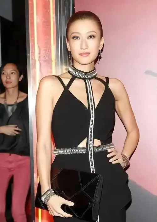 41岁谢婷婷近况曝光!秘密产女神隐加拿大多年,突然现身状态惊人