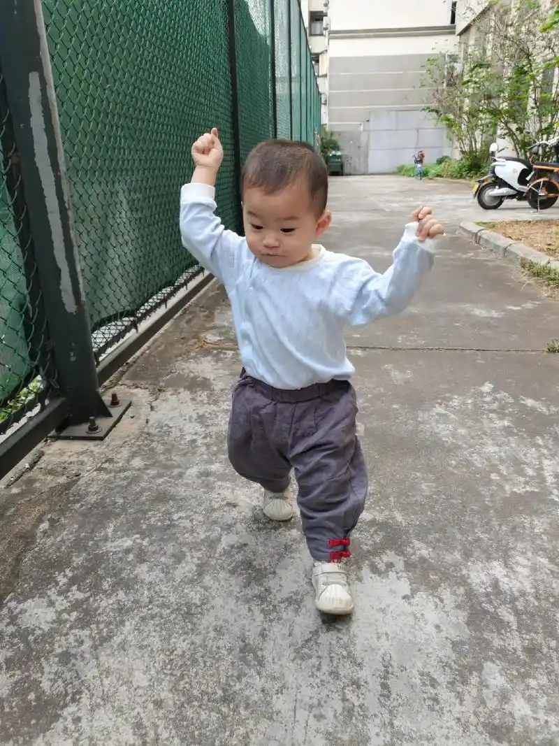 跌跌撞撞学走路 ,每张照片都是满满的回忆 - 抖音