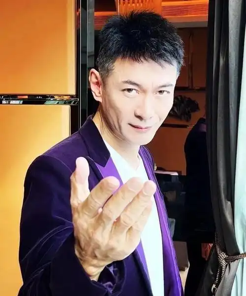 59岁江华复出后首次直播脸颊凹陷满面皱纹曾拒拍寻秦记