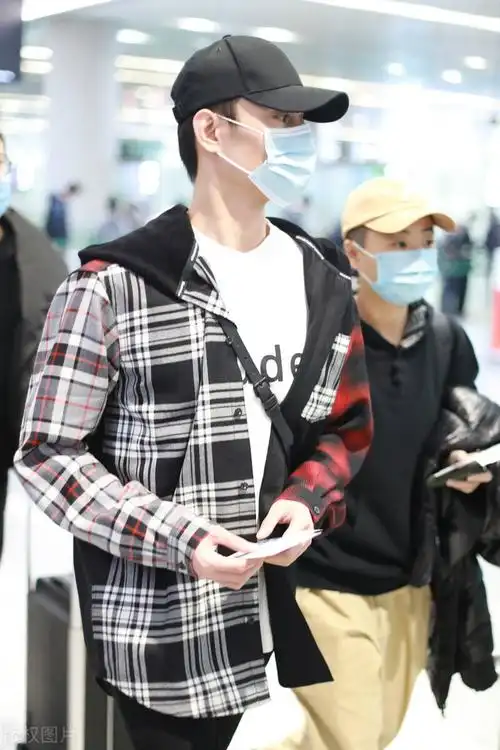 王凯穿格子外套低调现身机场利落穿搭很有型