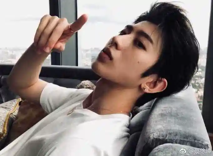 哥哥的白色t恤#蔡徐坤#|#蔡徐坤ins