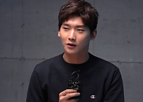 帅哥说话转头帅气gif动图_动态图_表情包下载_soogif