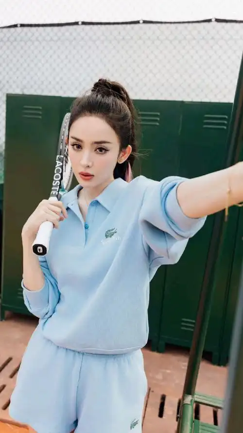 古力娜扎淡蓝运动风时尚穿搭