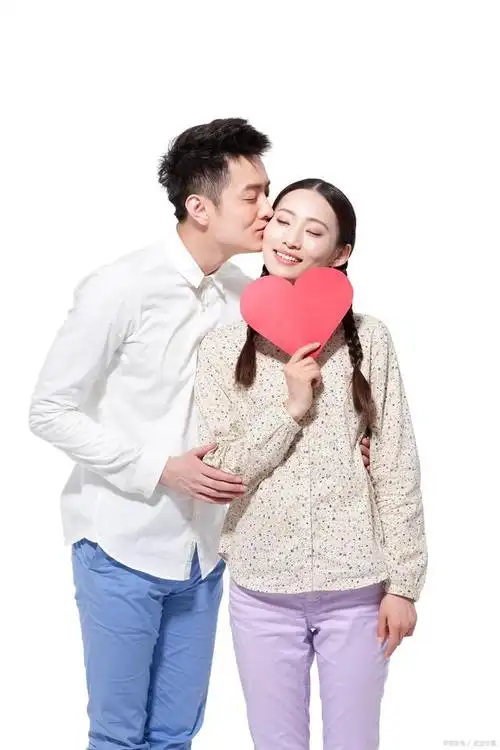 注视着男生,享受身高差的安全感,同时被宠溺地亲吻额头,心动指数4颗星