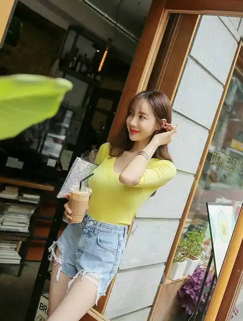 美女模特牛仔热裤尽显身材楚楚动人