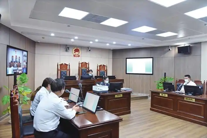 物业巡回法庭对难以调解的纠纷进行庭审.□记者 王小兵 摄