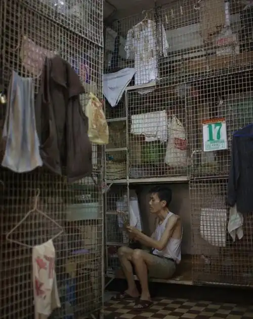 香港超小棺材房开售超240万比笼屋更残忍的是我还活着已经住进棺材了