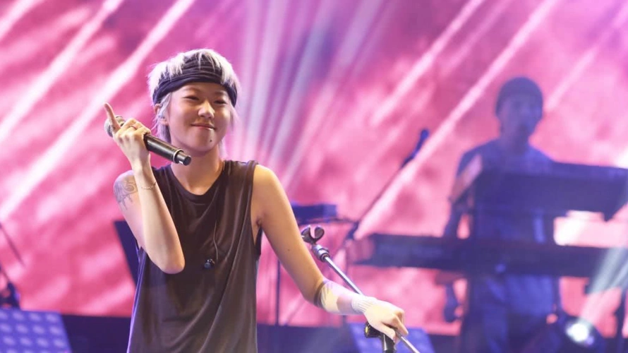 窦靖童演唱会现场,开口就王菲附体,不愧是天后和窦仙儿结合体