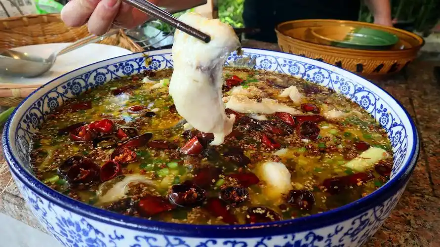 重庆人教你酸菜鱼经典做法,酸辣开胃,片鱼到出锅每步毫无保留