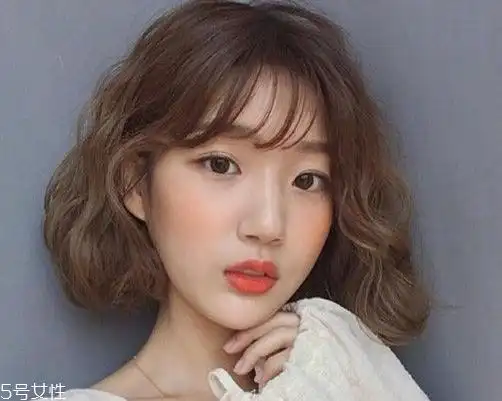 好看的女生短卷发发型推荐 夏天适合的短发发型图片推荐