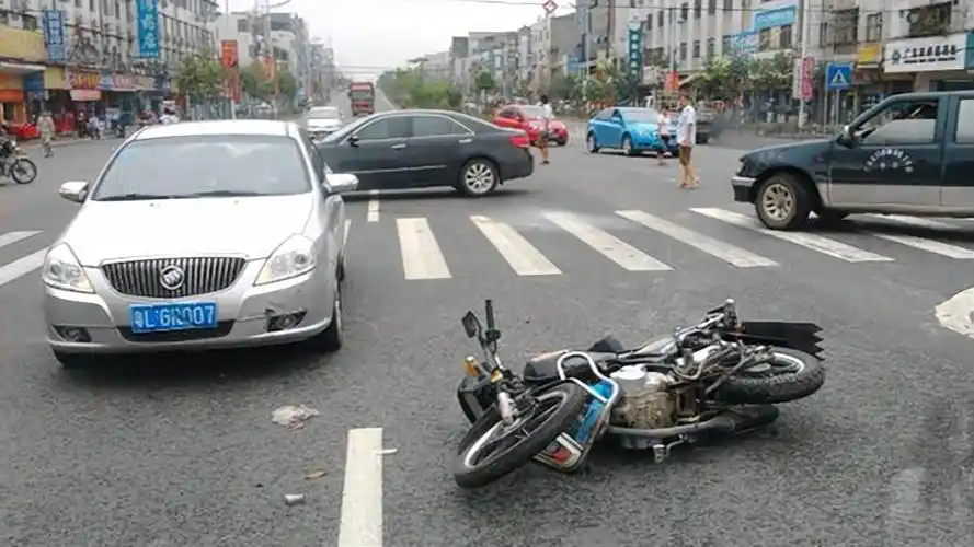 开车撞了人,对方没要求赔偿,还要不要打电话报警?做错会很吃亏