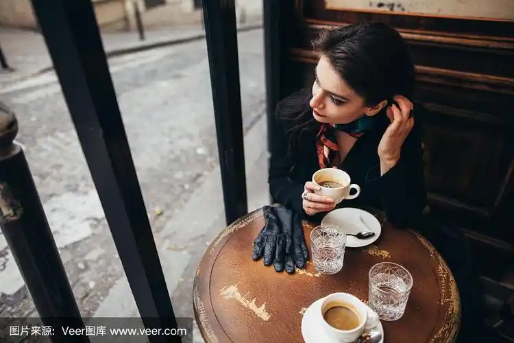 在法国巴黎的咖啡馆里喝咖啡的女人