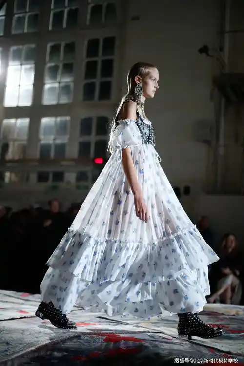 模特们t台走秀如何摆造型