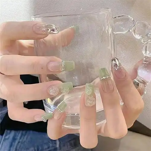 嘟嘟瓜美业网:夏日渐变美甲的正确打开方式,你get了吗?