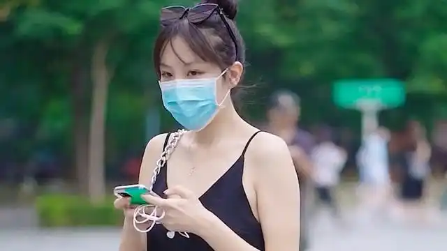 三里屯街拍四位穿着时尚戴口罩好身材小姐姐