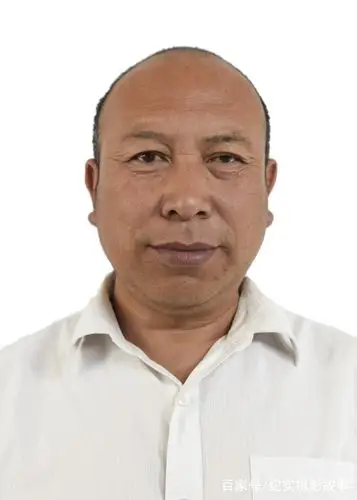 我们为贫困乡村小学,每一位老师都拍了张证件照!