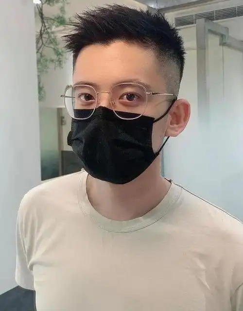 1,男人老了:尽量别梳油头,锡纸烫!推荐这3种发型,清爽更有型