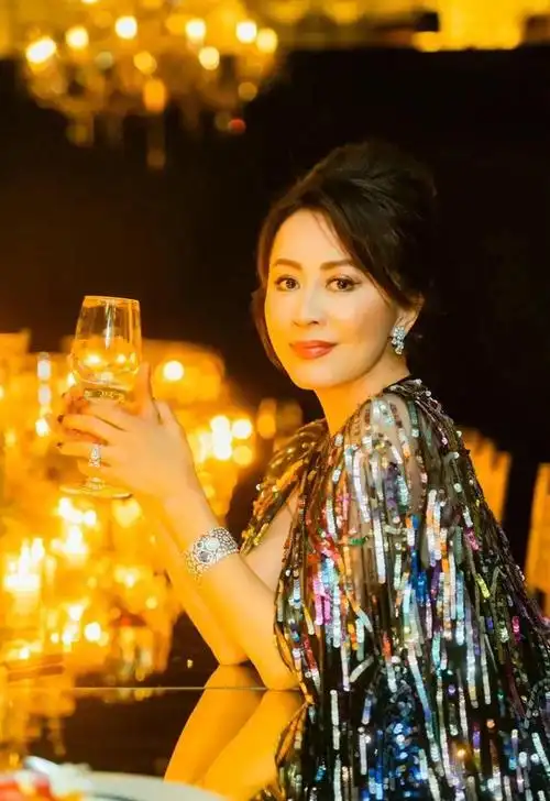 香港贵妇聚会,黎姿不再年轻,郑秀文一枝独秀 │ 谁最美|刘嘉玲|黄龄