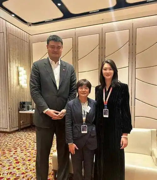 惠若琪晒与姚明合影秒变小鸟依人嫁北大才子婚后幸福