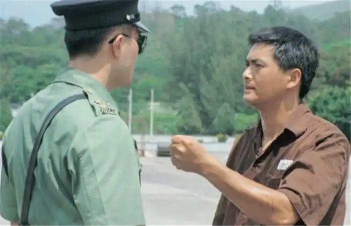 《监狱风云》里发哥饰演的钟天正原本有妻有子,却因为嗜赌成性,不小心