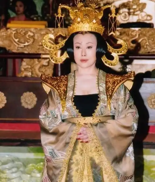 斯琴高娃在《无字碑歌》中饰武则天.