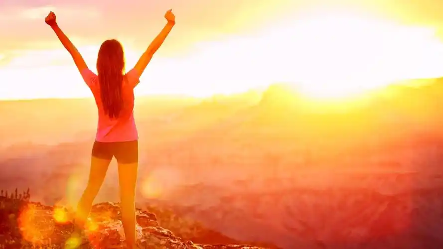女孩心情手绘,面朝阳光,个性壁纸免费下载,非主流风格