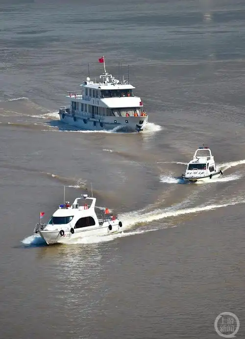 "各巡逻小组迅速整理装具,准备登车!