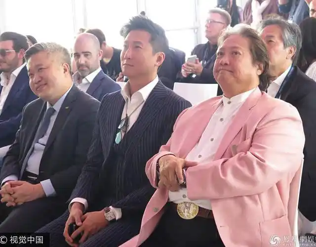 洪金宝带着儿子洪天明出席活动.