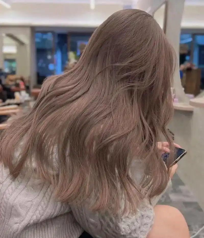 奶茶棕灰色.嗷嗷显白的发色,夏季必备#头发染什么颜色好看又显 - 抖音