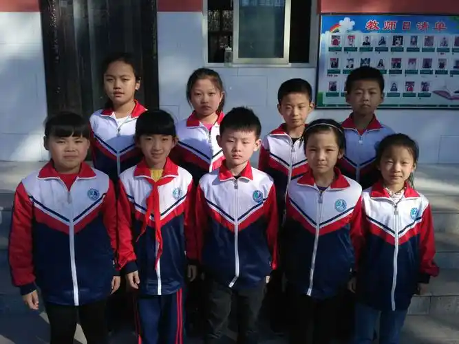 书写规范,卷面整洁的学生合影