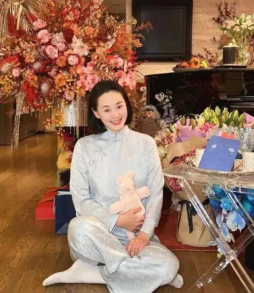 真幸福林依轮为老婆庆生52岁西华仍似少女俩儿子颜值不如爸