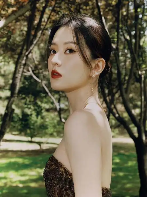 乔欣肩颈线条##乔欣鎏金渐变鱼尾裙