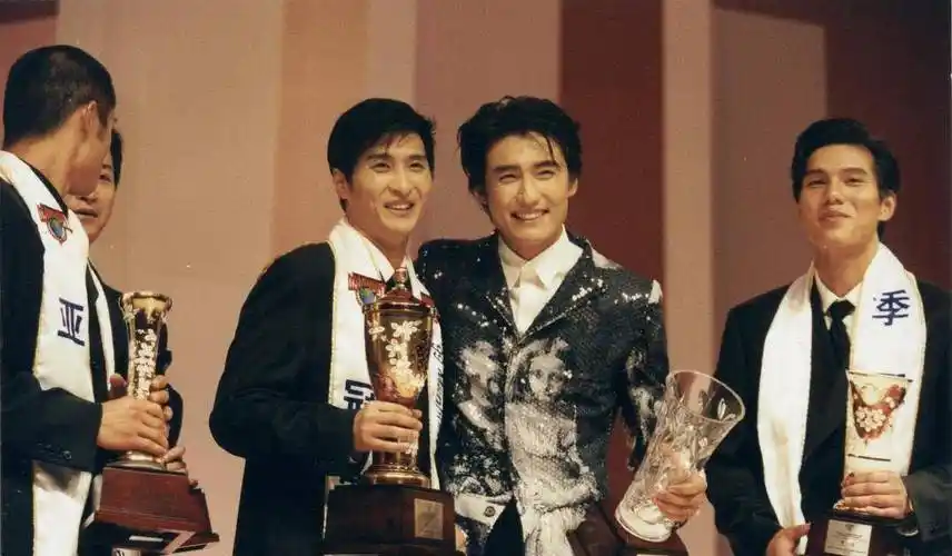 哥哥走向歪路被监禁,弟弟在娱乐圈风生水起_胡兵_胡东_生活