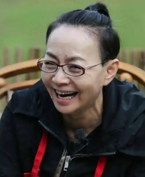 宋丹丹带着孙子散步!