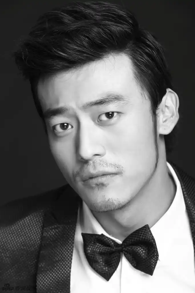 11 15:37:06 1 / 5 新浪娱乐讯 日前,新生代演员刘一推出了一组黑白