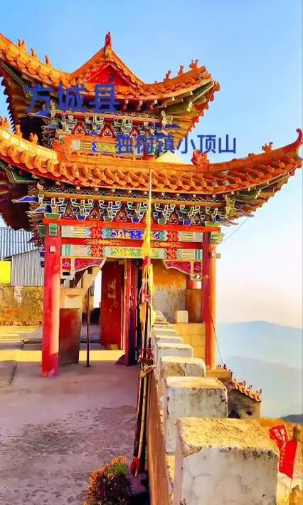 4月2日,方城独山道教小顶山有庙会,崎岖的山路,连绵不断的台阶,望不到