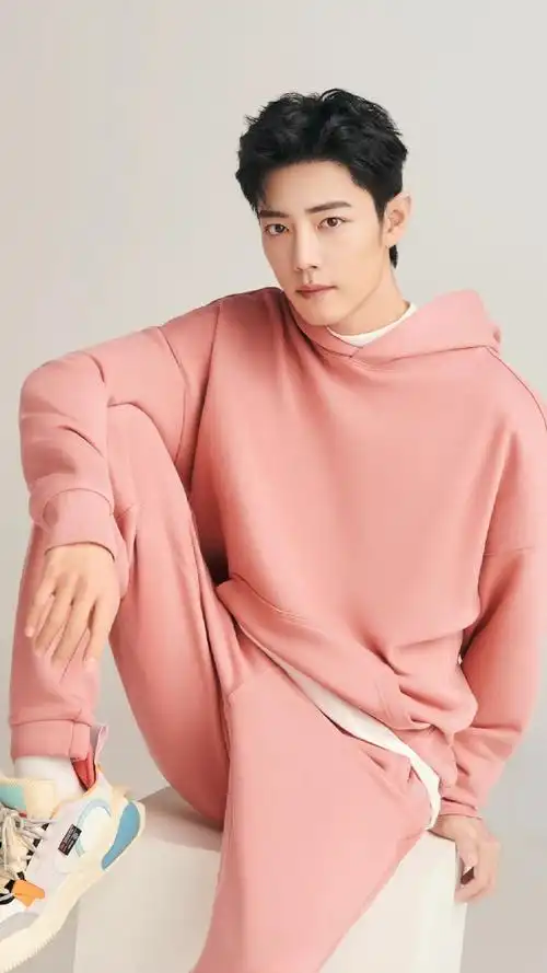 肖战藕粉色卫衣套装#肖战新广告大片休闲个性穿搭,潮酷代言人穿粉色