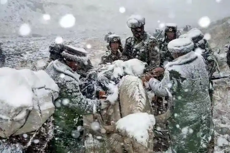 雪中依偎在牦牛边的红其拉甫边防连官兵第一缕阳光洒向紧挨取暖的战士