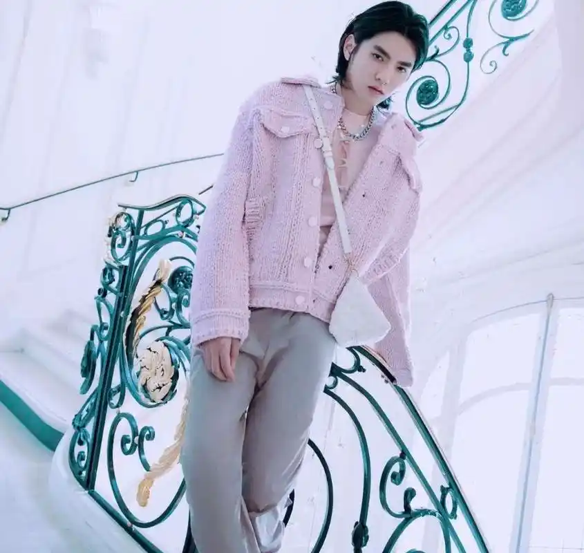 "潮流icon"吴亦凡,王一博不穿 球鞋 穿"女装"?