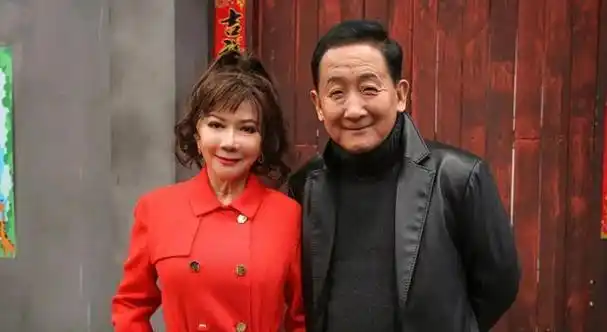 演员蔡明,收小情书收来一个老公,结婚37年零绯闻