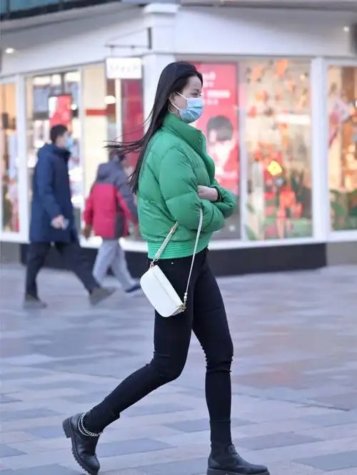 北京街拍今年冬天穿搭有点绿色