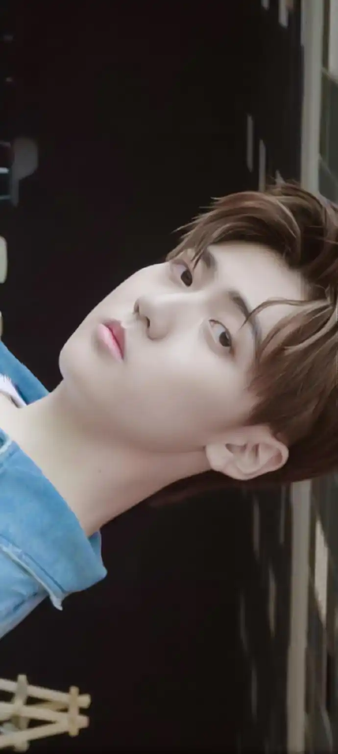 焉栩嘉#r1se焉栩嘉#r1se《飞行日志》焉栩嘉蓝色与少年最相称,清新如