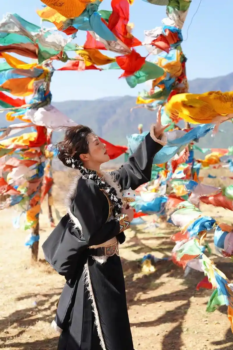 做一回藏族女孩吧.#藏装写真 #丽江古城 #玉龙雪山脚下的古 - 抖音