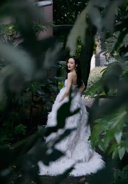 王鸥抹胸深v裙性感迷人 露背设计大胆吸睛