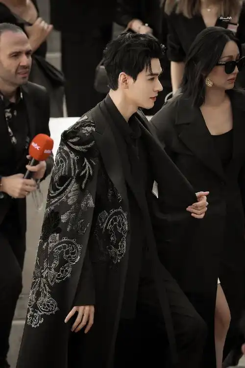 巴黎时装周#必然是三天三套高定的186身高八块腹肌九头身大帅哥龚俊