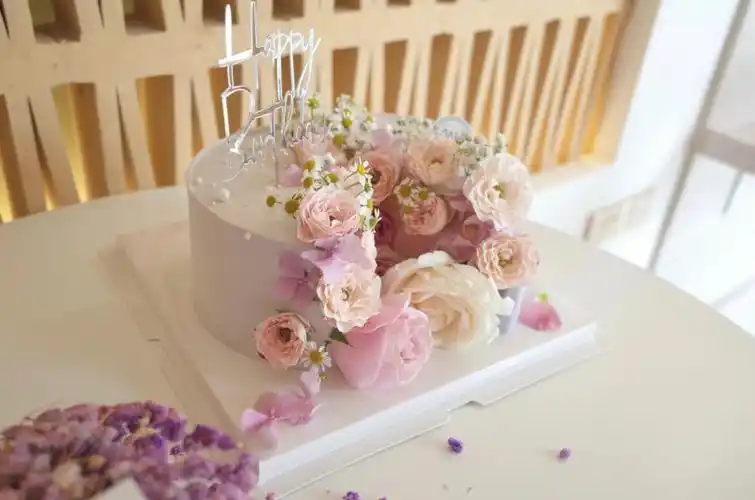 紫色浪漫蛋糕里藏着花园